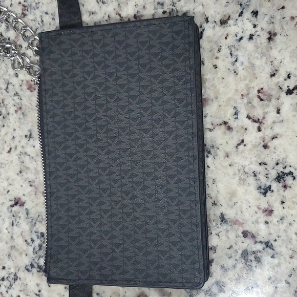 MICHAEL KORS  MONOGRAM FANNY  PACK - Picture 4 of 11